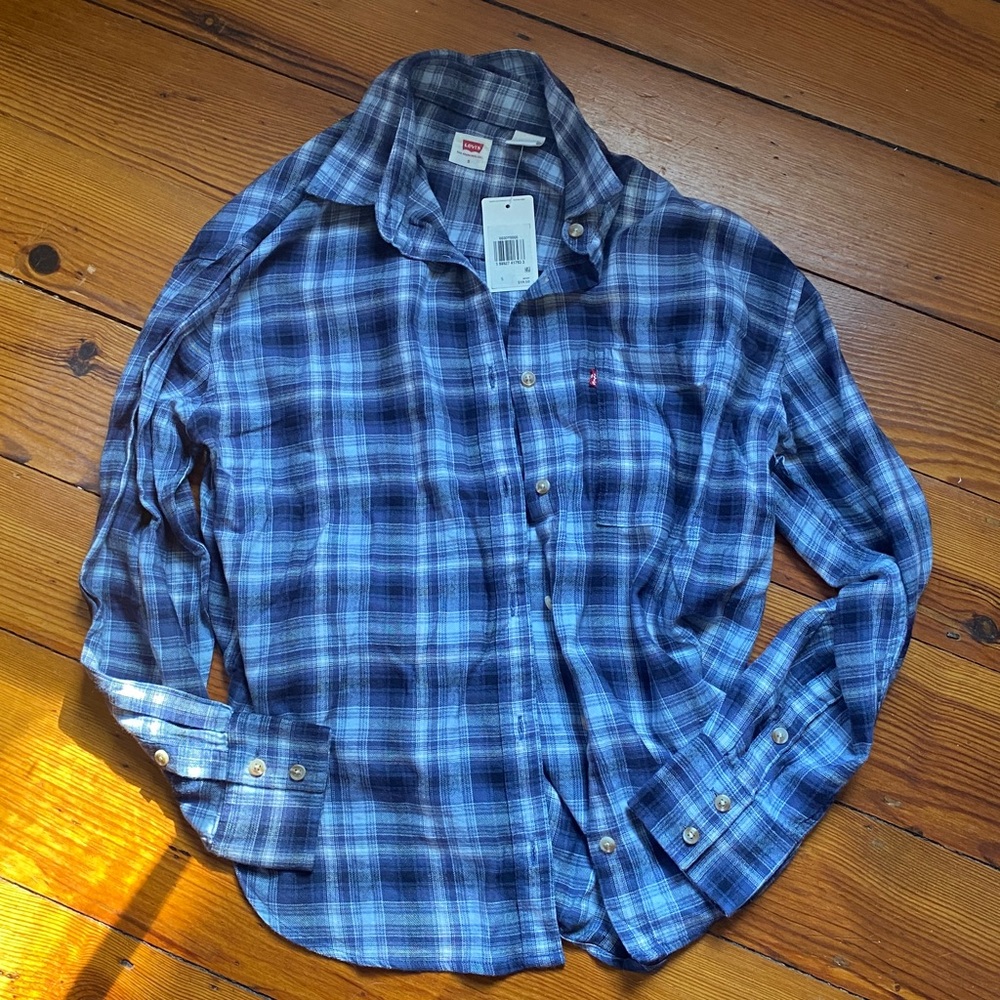 Levi’s relaxed fit women’s button up shirt NWT